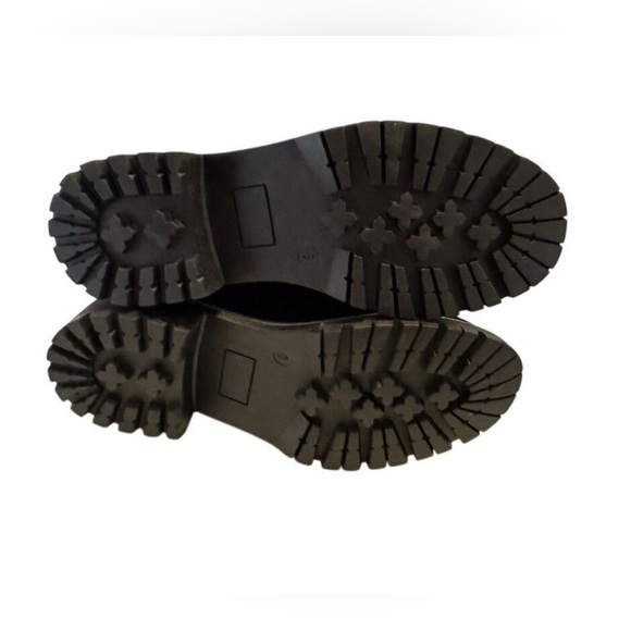 Seven7 Women's Black Ankle Bootie
Round Toe Zip Closure Women’s Size 9 - Picture 5 of 8